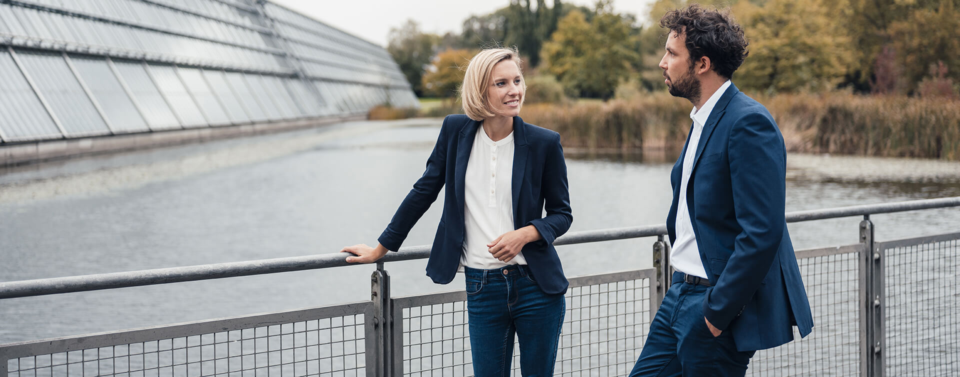 Zwei Geschäftsleute – Zusammenarbeit und digitale Tools in der Fondsverwaltung.